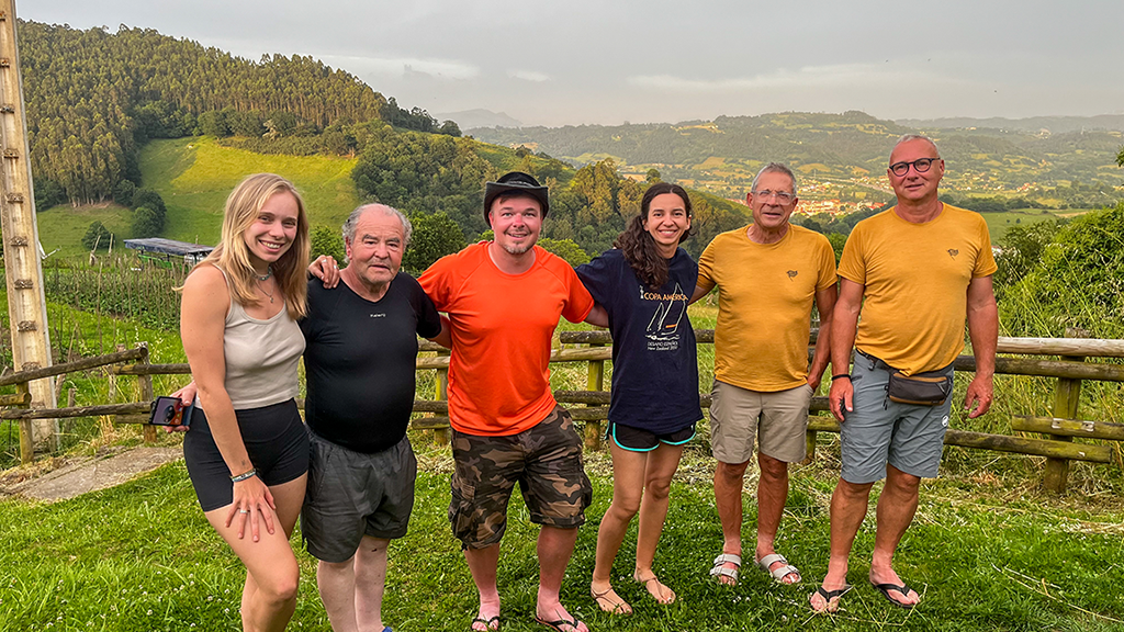 Camino Primitivo - Unterkunft San Juan de Villapanada mit Herbergsvater Domingo